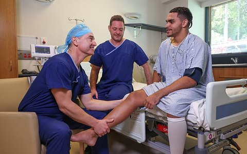 Professor Rodda and Dr Shane Blackmore examining a young athlete's knee