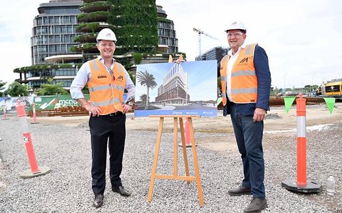 Professor Rodda and the builder on the Maroochy Private Hospital site
