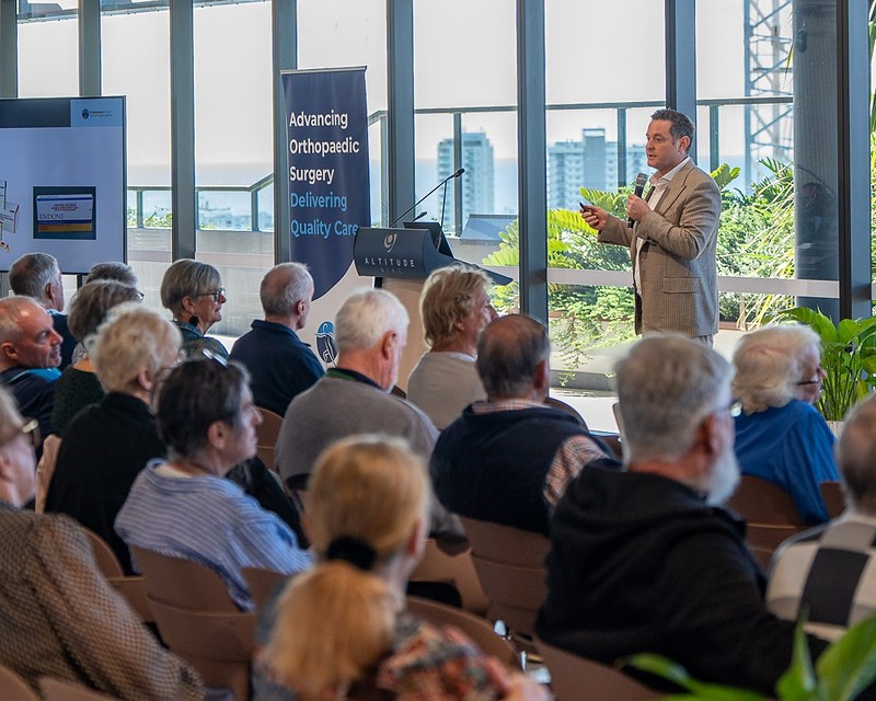 Professor Daevyd Rodda presenting to an audience of patients at Maroochy Private Hospital